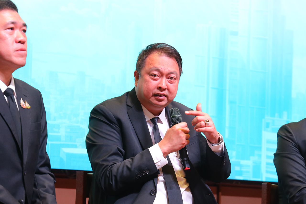 นายสุชาติ ชมกลิ่น รองนายกรัฐมนตรีและรัฐมนตรีว่าการกระทรวงทรัพยากรธรรมชาติและสิ่งแวดล้อม