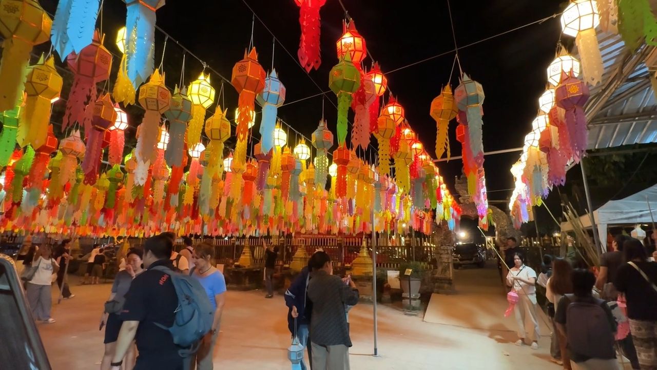 โคมบูชาหลากสีสัน