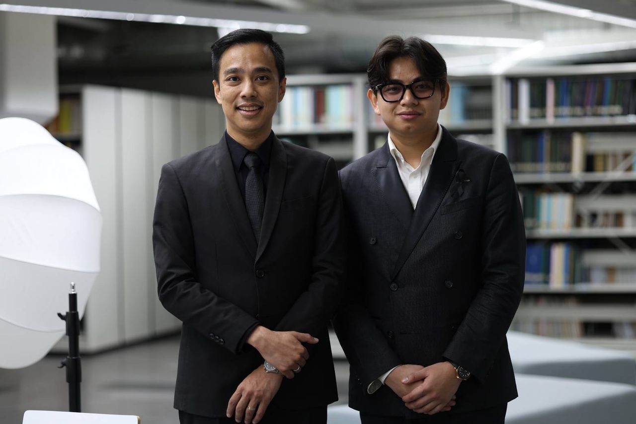 ซามาดี อู (ขวา) 