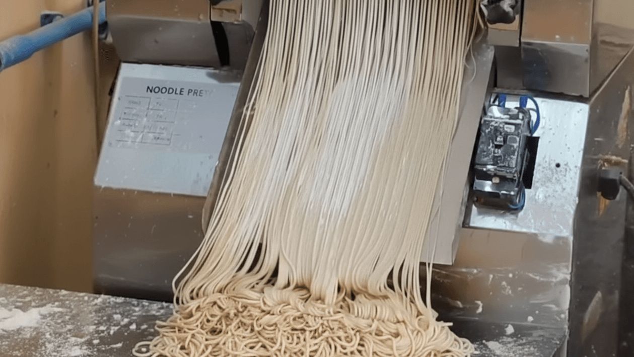 เส้นสดใหม่ ได้สัมผัสความเหนียวนุ่ม และกลิ่นจากไข่