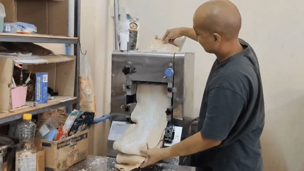 ภู สาธิตการทำเส้นสดใหม่วันต่อวัน