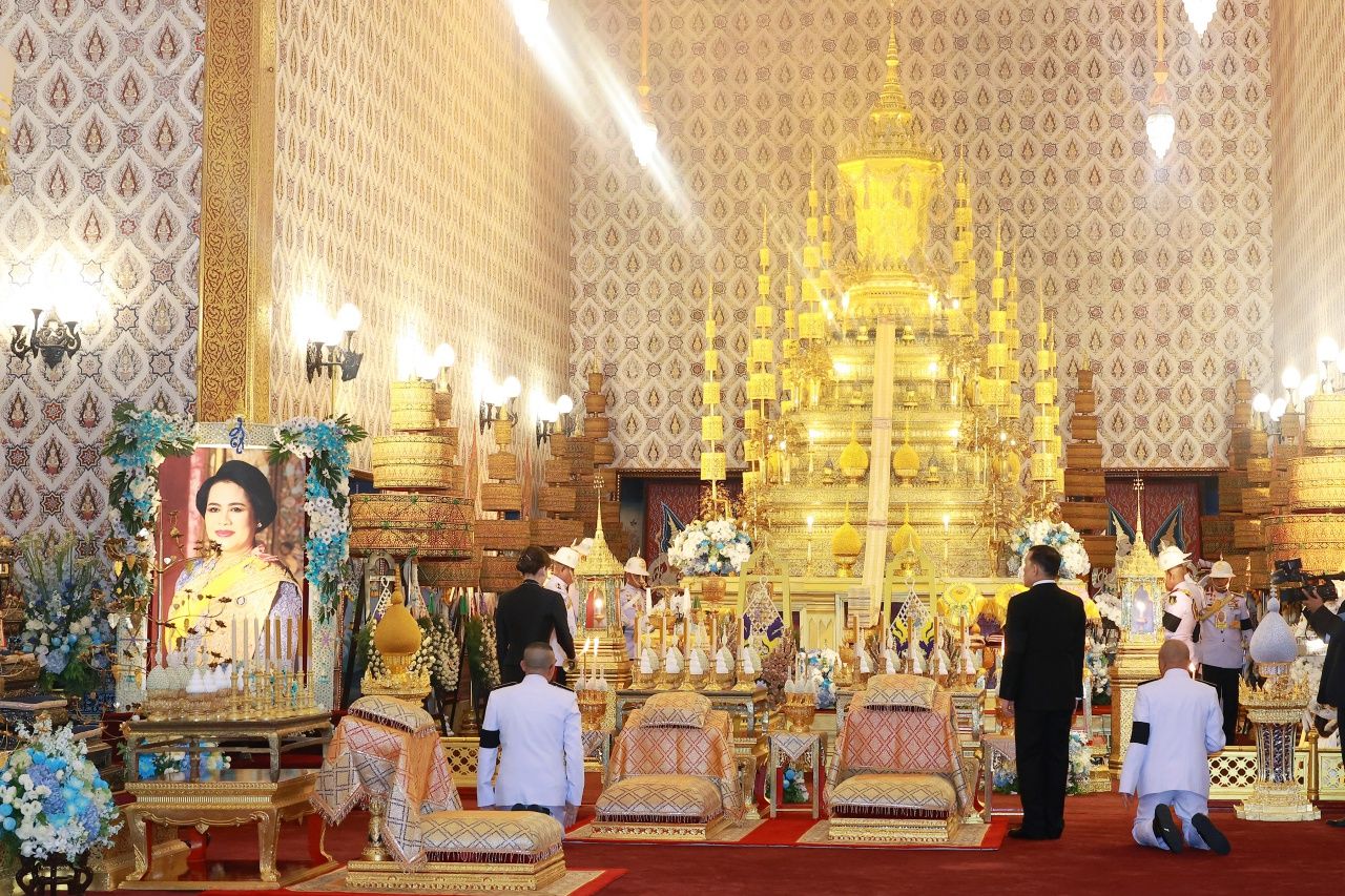 ในหลวง-พระราชินี ทรงบำเพ็ญพระราชกุศลพระพิธีธรรมสวดพระอภิธรรมพระบรมศพ 4 พ.ย. 68