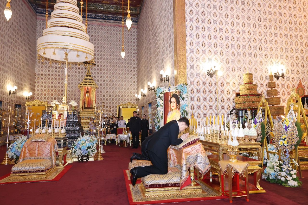 ในหลวง-พระราชินี ทรงบำเพ็ญพระราชกุศลพระพิธีธรรมสวดพระอภิธรรมพระบรมศพ 4 พ.ย. 68