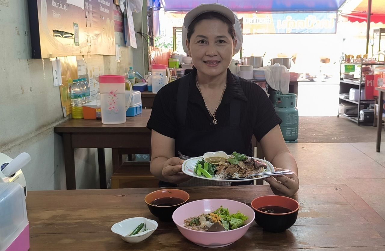 นางอัจฉรา บัวงาม (พี่อ้อย) เจ้าของร้านโตเป็ดตุ๋น ความอร่อยคู่เมืองพิษณุโลกกว่า 18 ปี ณ ร้านริมถนนธรรมบูชา