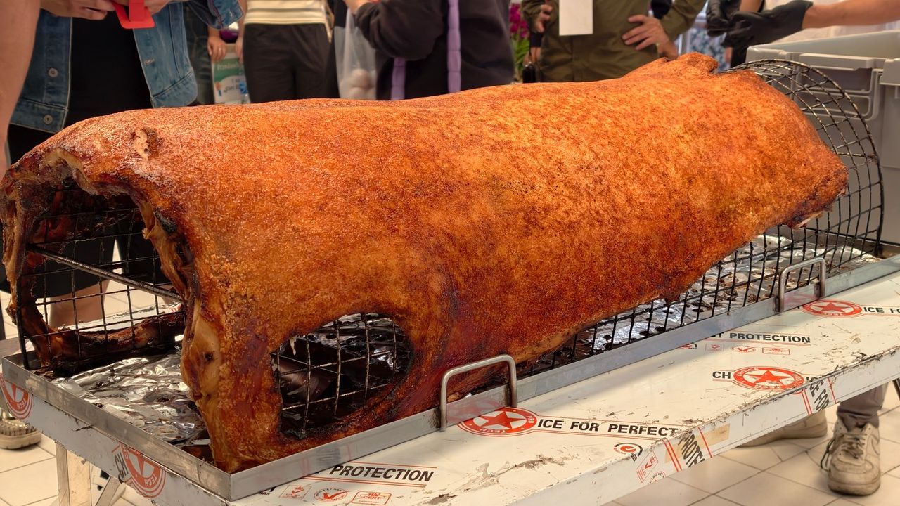 หมูกรอบ เมนูที่ให้อินฟลูเอนเซอร์ได้มาแข่งกินจุ กินเร็ว 