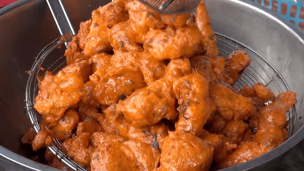 ทอดมันร้อนๆ สูตรที่ขายในตลาดนัดนานกว่า 20 ปี