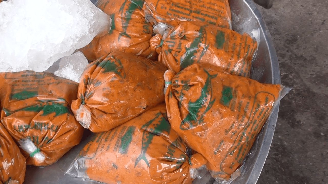 ทอดมันปลาสาก มีให้เลือกทั้งแบบสดและแบบทอด