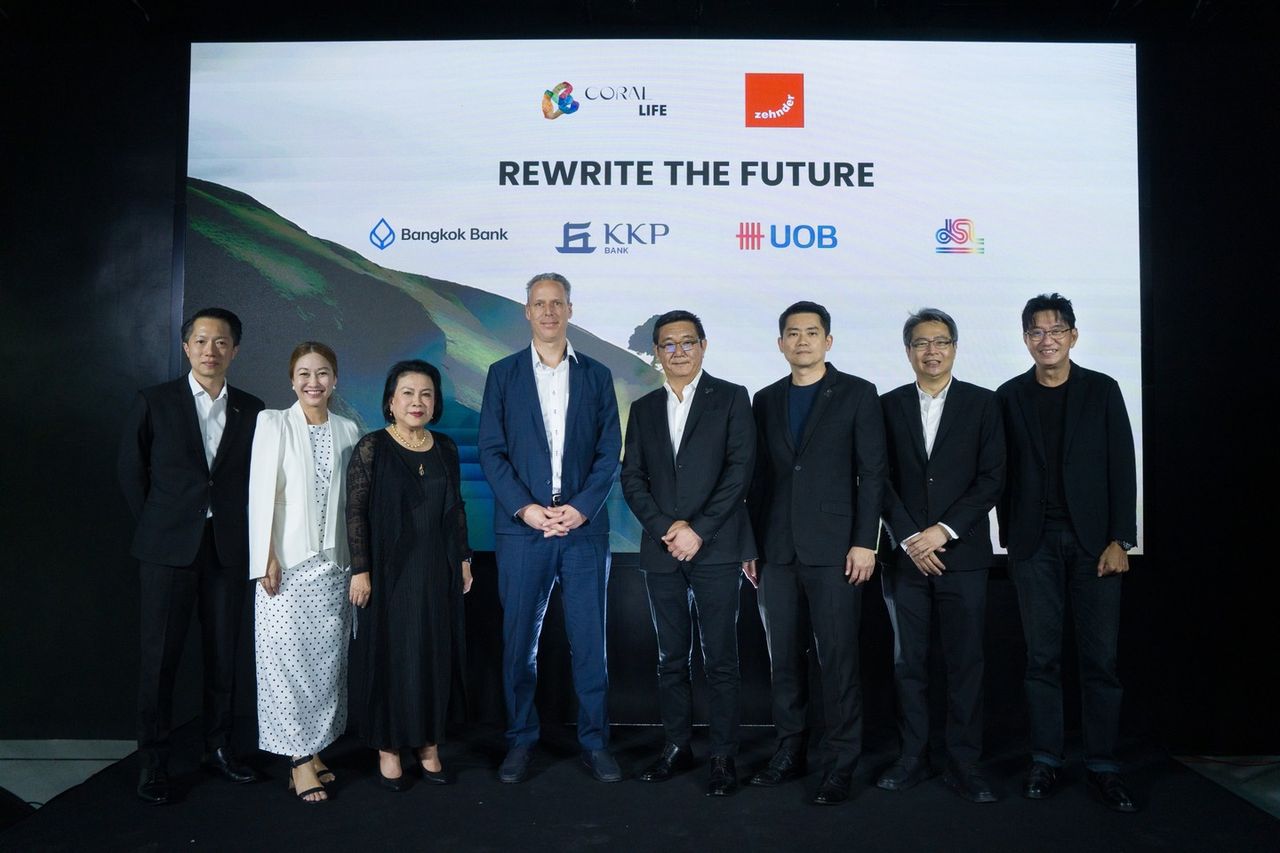 ผู้บริหารและกลุ่มพันธมิตรร่วมถ่ายภาพบนเวที