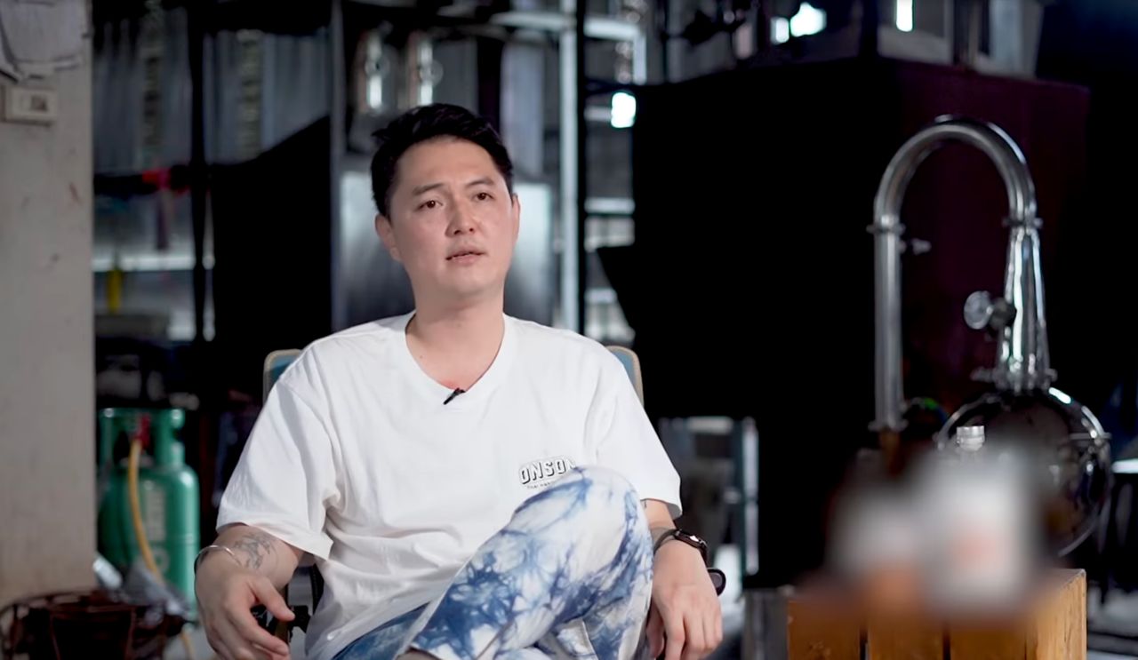 ธรรมวิทย์ ลิ้มเลิศเจริญวนิช เจ้าของแบรนด์ออนซอน สุราชุมชนจากน้ำตาลมะพร้าวแห่งจังหวัดสกลนคร 