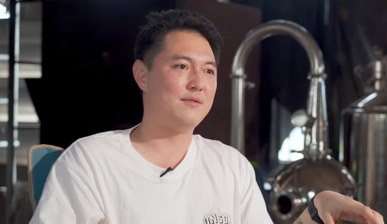 ธรรมวิทย์ ลิ้มเลิศเจริญวนิช เจ้าของแบรนด์ออนซอน สุราชุมชนจากน้ำตาลมะพร้าวแห่งจังหวัดสกลนคร 