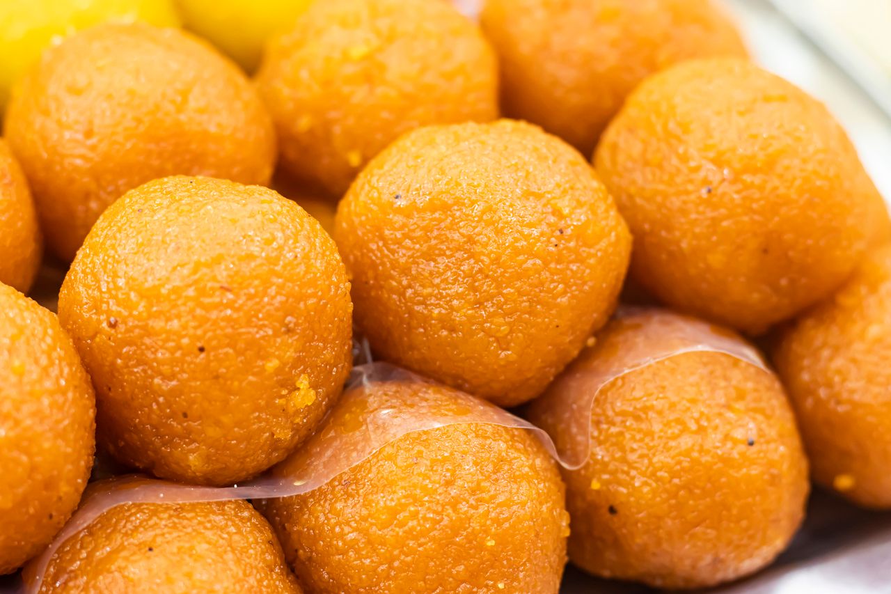 ลาดดู (Laddu) ขนมลูกกลมสีทองอร่าม สัญลักษณ์แห่งความรุ่งเรืองและความสำเร็จ