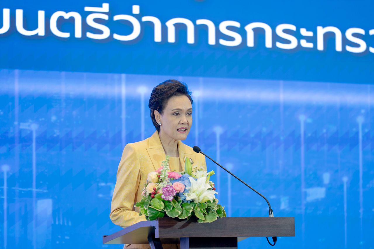 นางศุภจี สุธรรมพันธุ์ รัฐมนตรีว่าการกระทรวงพาณิชย์