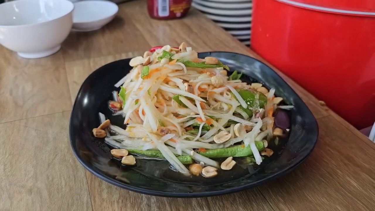 นอกจากพิซซ่าแล้วยังมีอาหารอีสานให้รับประทานด้วย