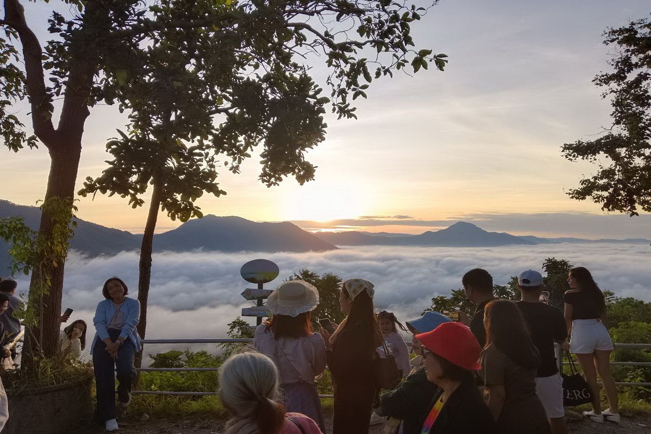 นักท่องเที่ยวขึ้นภูทอก ชมพระอาทิตย์ขึ้น 