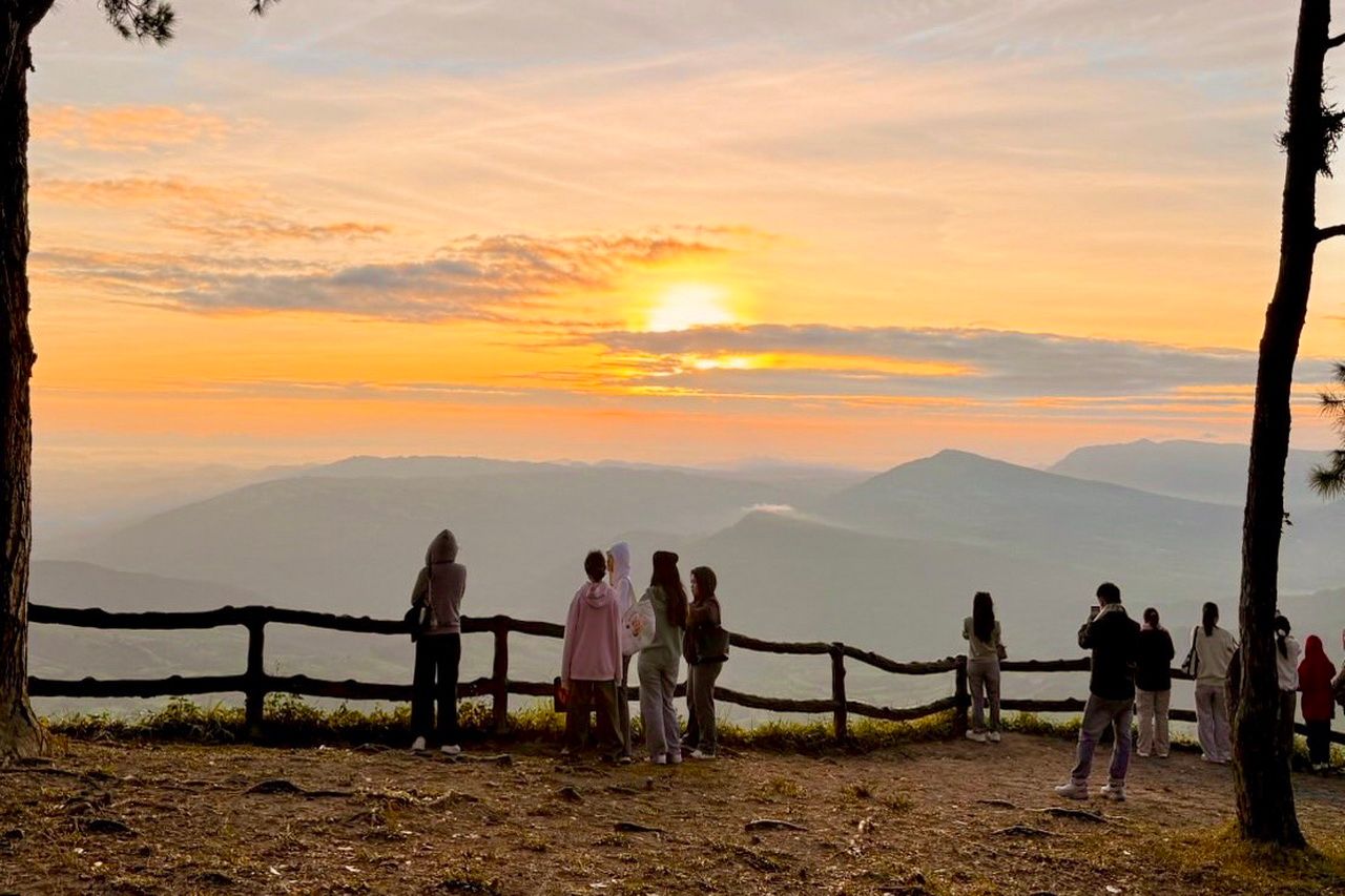 นักท่องเที่ยวขึ้นยอดภูเรือ จ.เลย สัมผัสอากาศหนาว 16 องศา