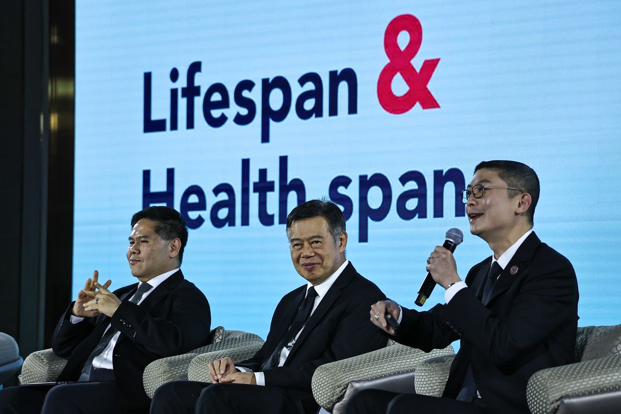 วราวุธ ศิลปอาชา หัวหน้าพรรคชาติไทยพัฒนา , ดร.ศุภวุฒิ สายเชื้อ ประธานสภาพัฒนาการเศรษฐกิจและสังคมแห่งชาติ และ นายแพทย์ตนุพล วิรุฬหการุญ ประธานคณะผู้บริหาร BDMS Wellness Clinic และ BDMS Wellness Resort ตามลำดับ 