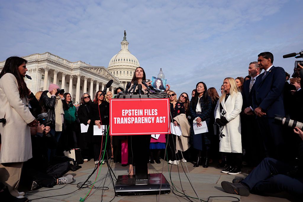 เหยื่อเอปสตีนกล่าวหลังสภาฯ โหวตผ่านกฎหมาย (Photo by Heather Diehl/Getty Images)