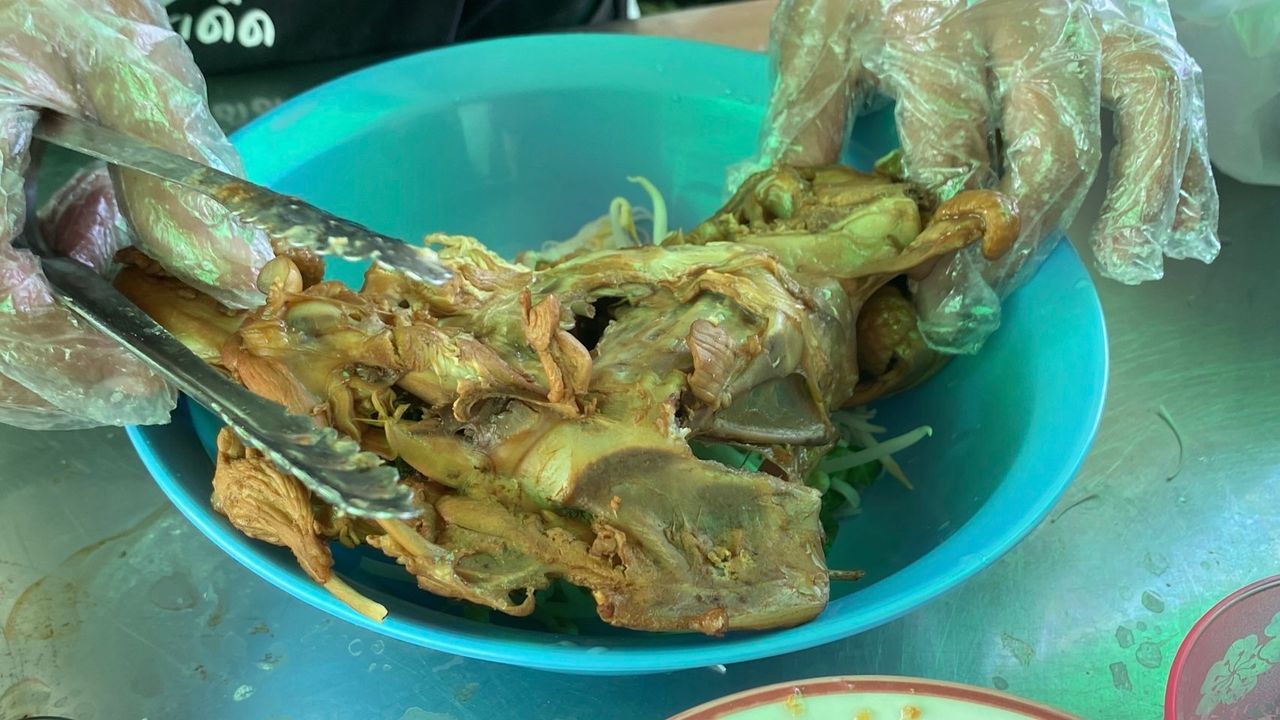 โครงไก่ตุ๋นยาจีน กลายเป็นเมนูเด็ดของร้าน