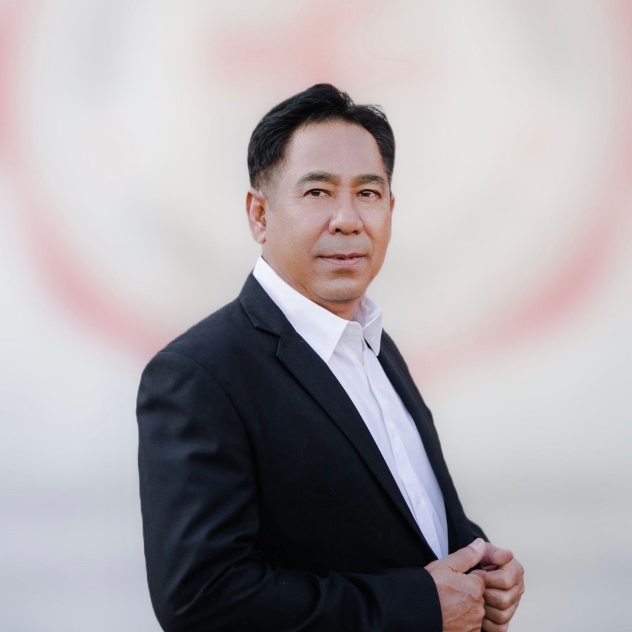 นายศักดา นพสิทธิ์ นักวิเคราะห์การเมือง 