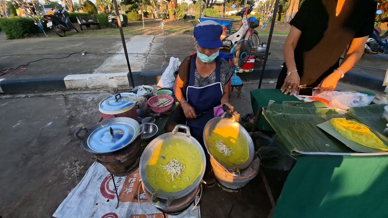 ลำเพย ขวัญมุข หรือ ป้าเพย วัย 78 ปี เจ้าของร้าน