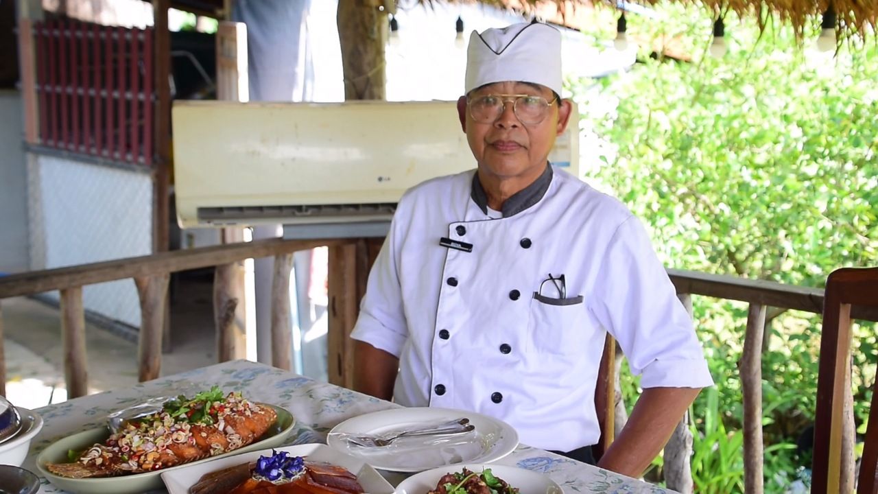 วิเชียร จีนมหันต์ วัย 68 ปี เจ้าของร้านครัวกลางทุ่ง