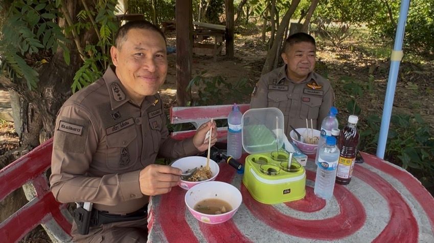 (คนซ้าย) พันตำรวจเอกปรีชา นิสัยสม ผู้กำกับการ สภ.แปลงยาว ยังเป็นลูกค้าประจำ 