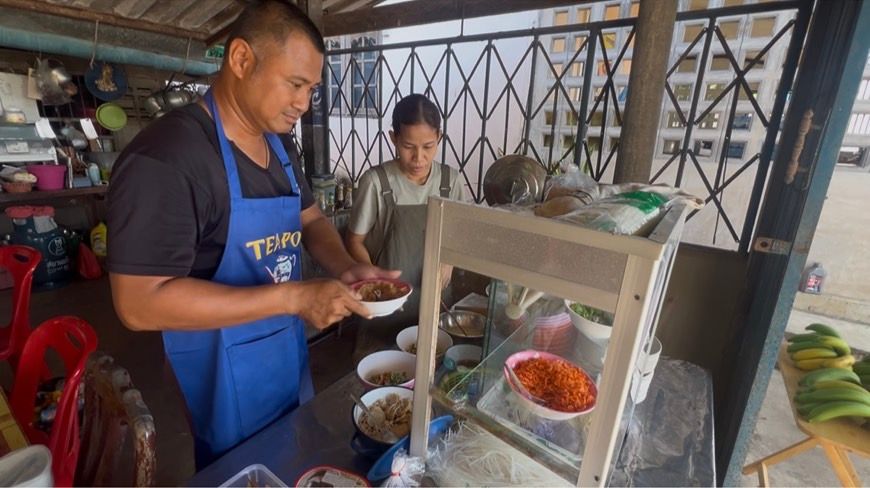 ดาบตำรวจสวมเอี๊ยมขายก๋วยเตี๋ยวโบราณ 20 บาท สืบทอดจากแม่ยาวนานกว่า 35 ปี