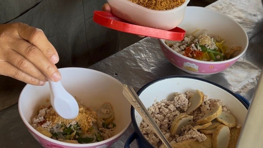 ถอดเอี๊ยมมาลวกก๋วยเตี๋ยว