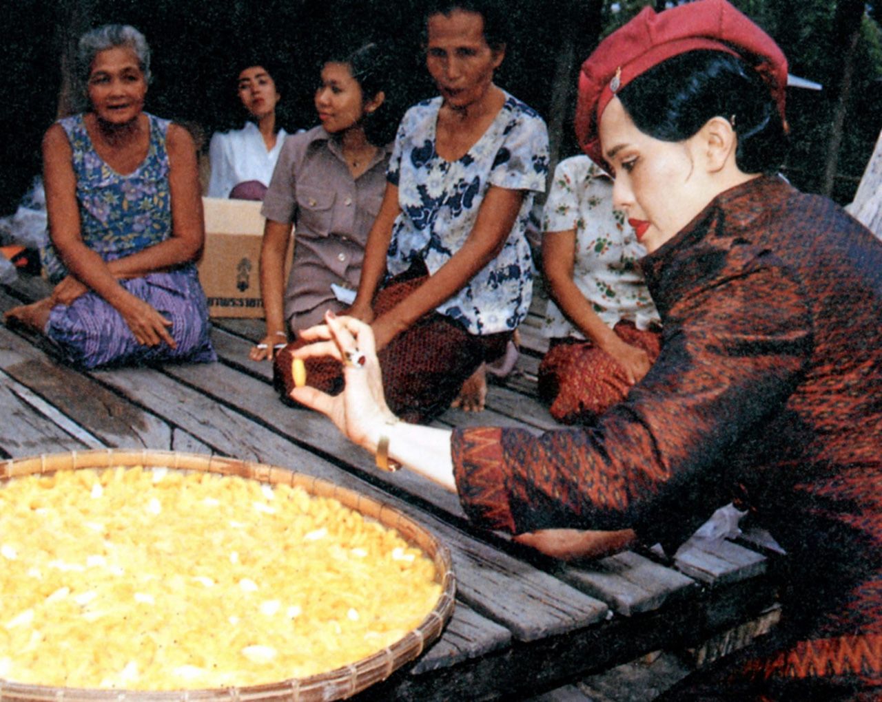 “THE PEOPLE’S QUEEN” พระราชินีแห่งปวงชน ทรงพลิกฟื้นคุณค่าช่างฝีมือไทยสู่มรดกคู่แผ่นดิน