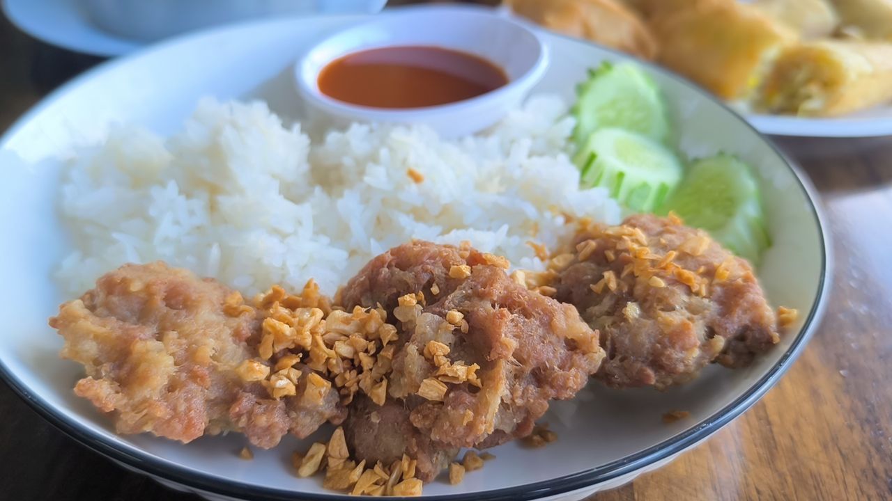ข้าวหน้าหมูก้อนทอดกระเทียม