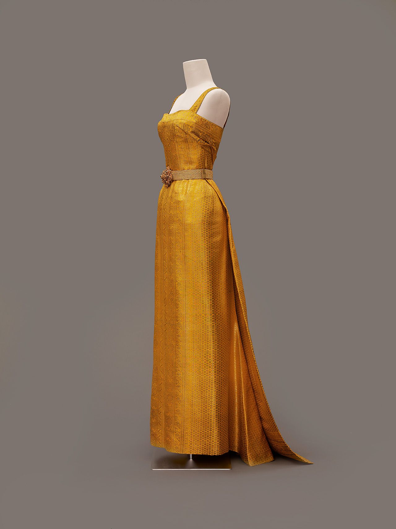 “QUEEN OF STYLE” พระสิริโฉมแห่งสยาม ทรงใช้แฟชั่นและความงามเป็นเครื่องมือการทูตทรงพลัง