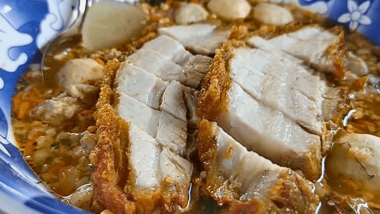 หมูกรอบชิ้นยาว จากร้านจียอน ก๋วยเตี๋ยวโคตรหมูกรอบ