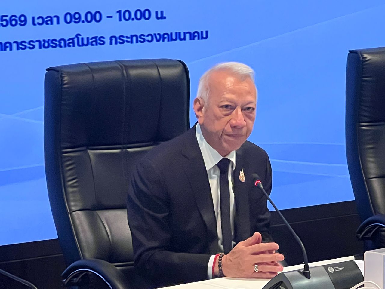 นายพิพัฒน์ รัชกิจประการ รองนายกรัฐมนตรีและรัฐมนตรีว่าการกระทรวงคมนาคม