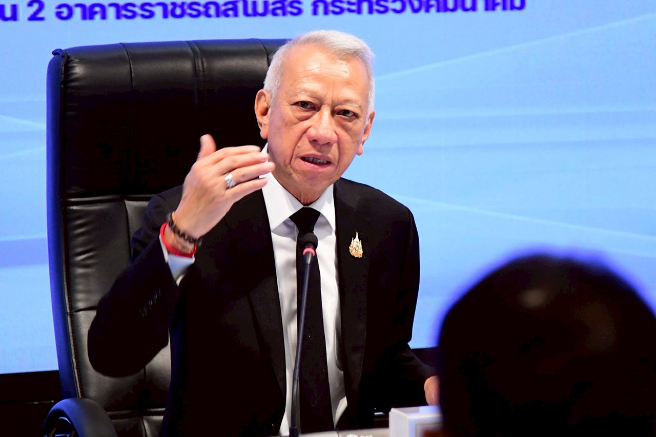 นายพิพัฒน์ รัชกิจประการ รองนายกรัฐมนตรี และ รมว.คมนาคม