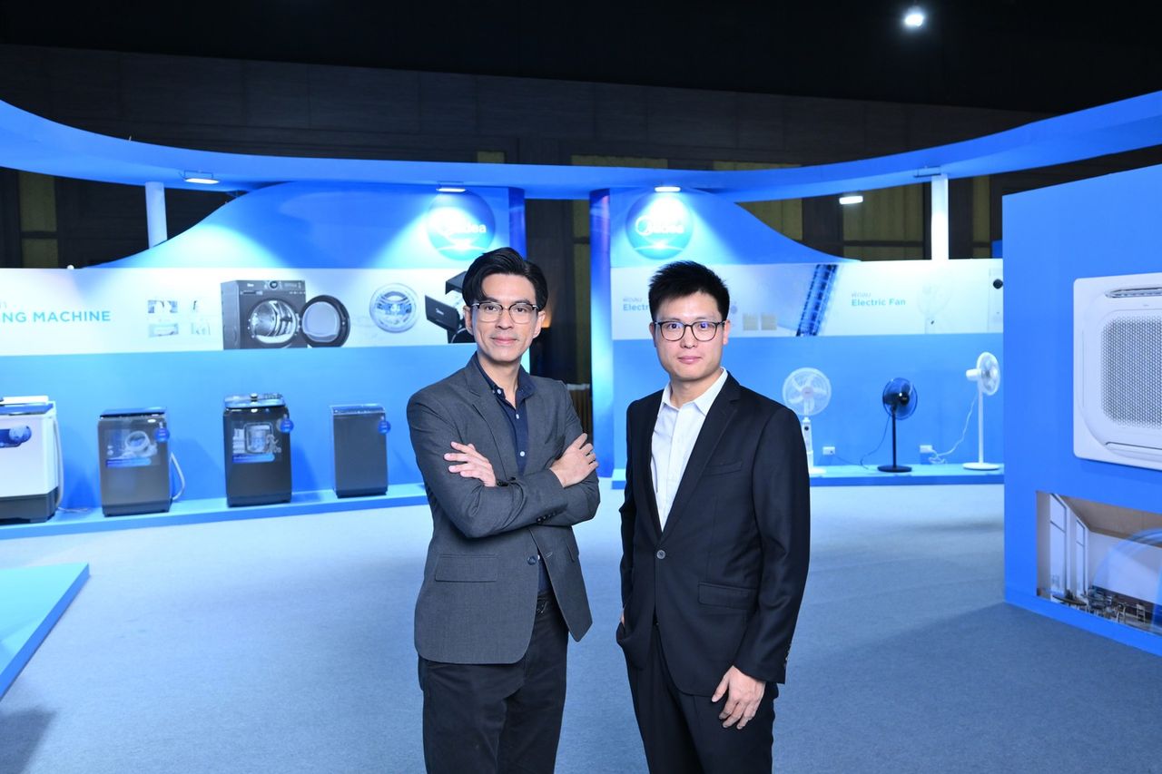 (ซ้าย) ธนวัฒน์ วงศ์ชาญวุฒิ ผู้ช่วยผู้จัดการทั่วไป ไมเดีย ประเทศไทย (ขวา) ซีล เจียง ประธานไมเดีย ภูมิภาคเอเชีย-แปซิฟิก