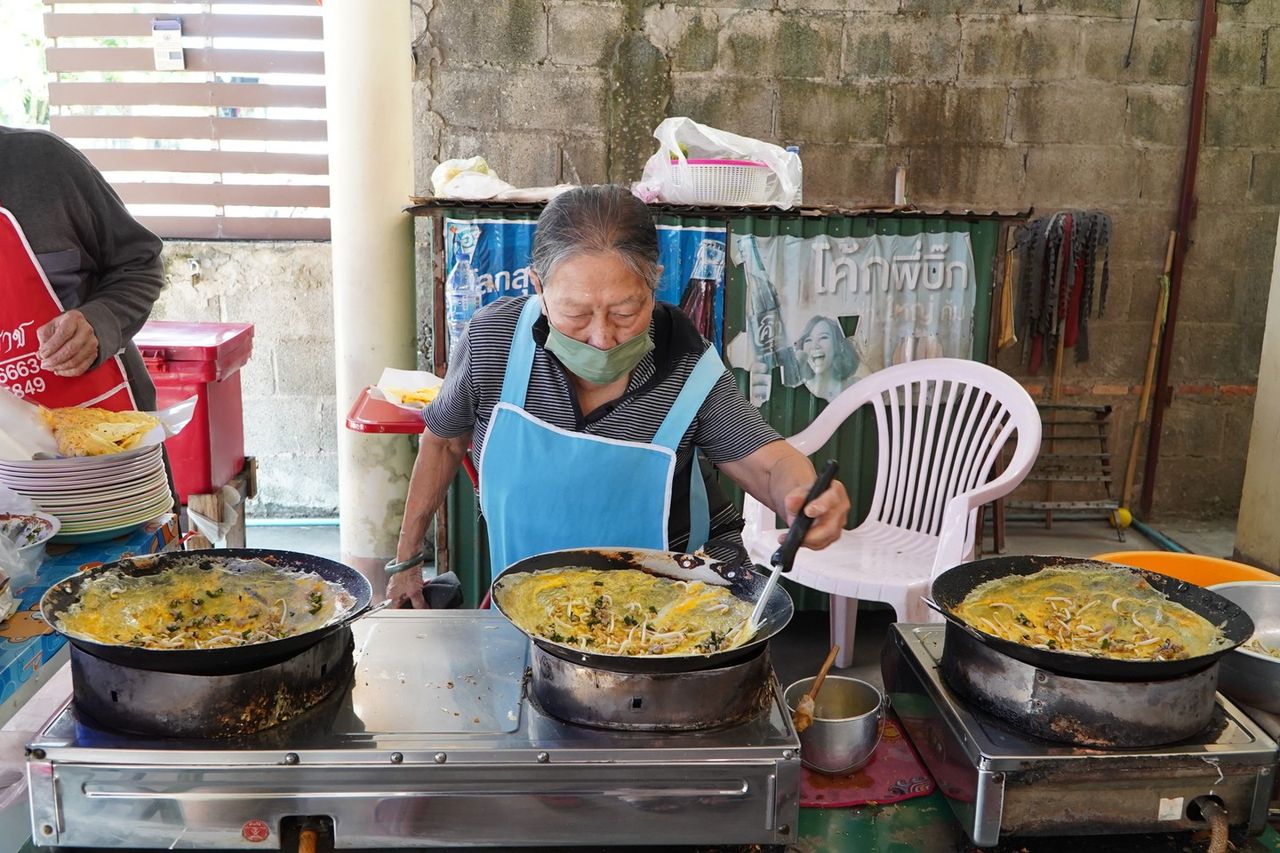 ขนมเบื้องสองพี่น้อง ทำแผ่นต่อแผ่น