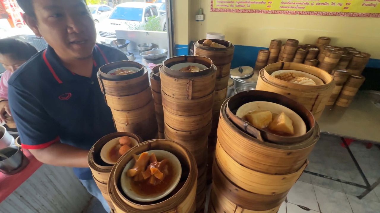 ยกเสิร์ฟทีเดียวหลายสิบเข่ง