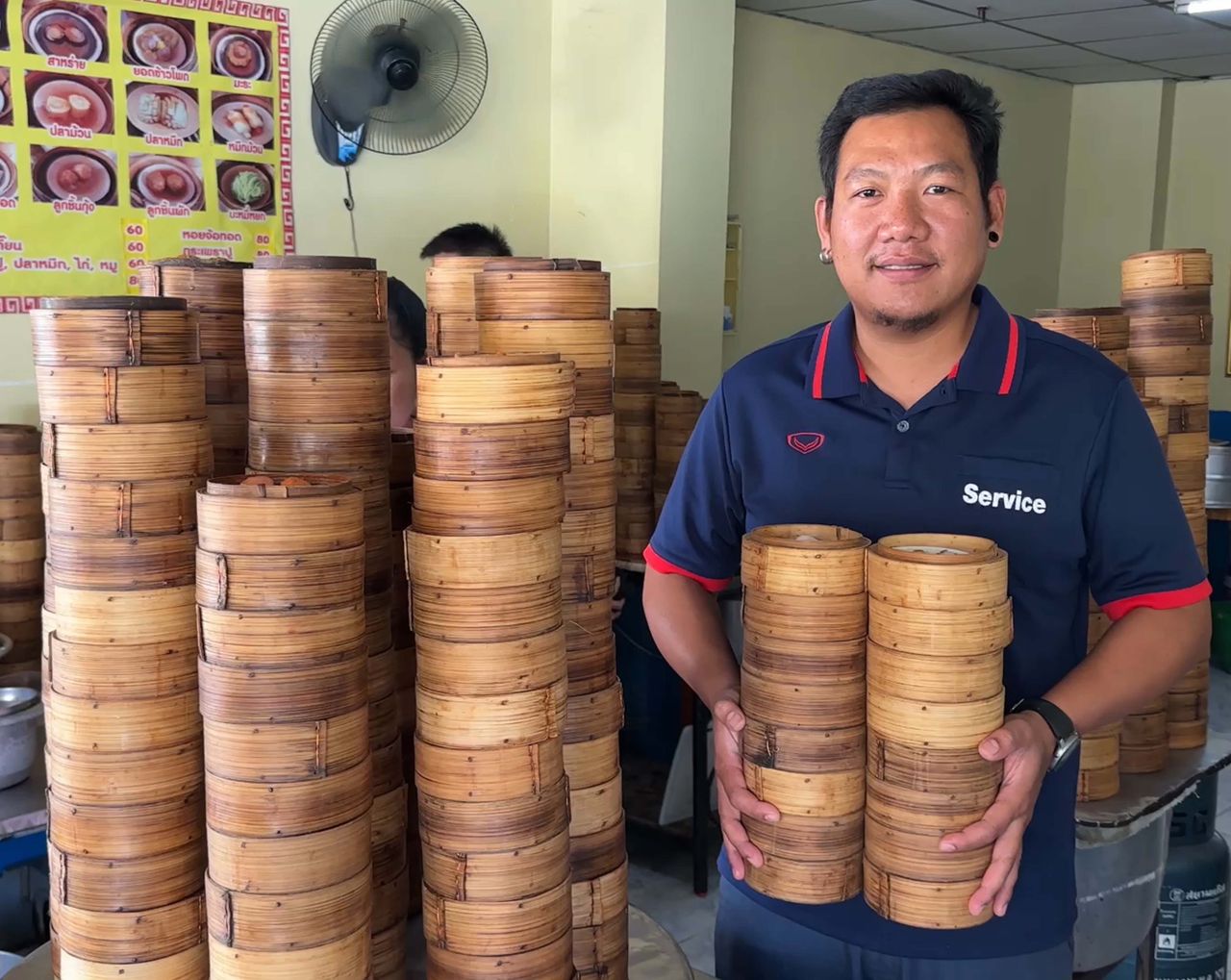 อนุพล ชัยภา หรือเฮียต๊ะ เจ้าของร้าน และเข่งติ่มซำจำนวนมาก