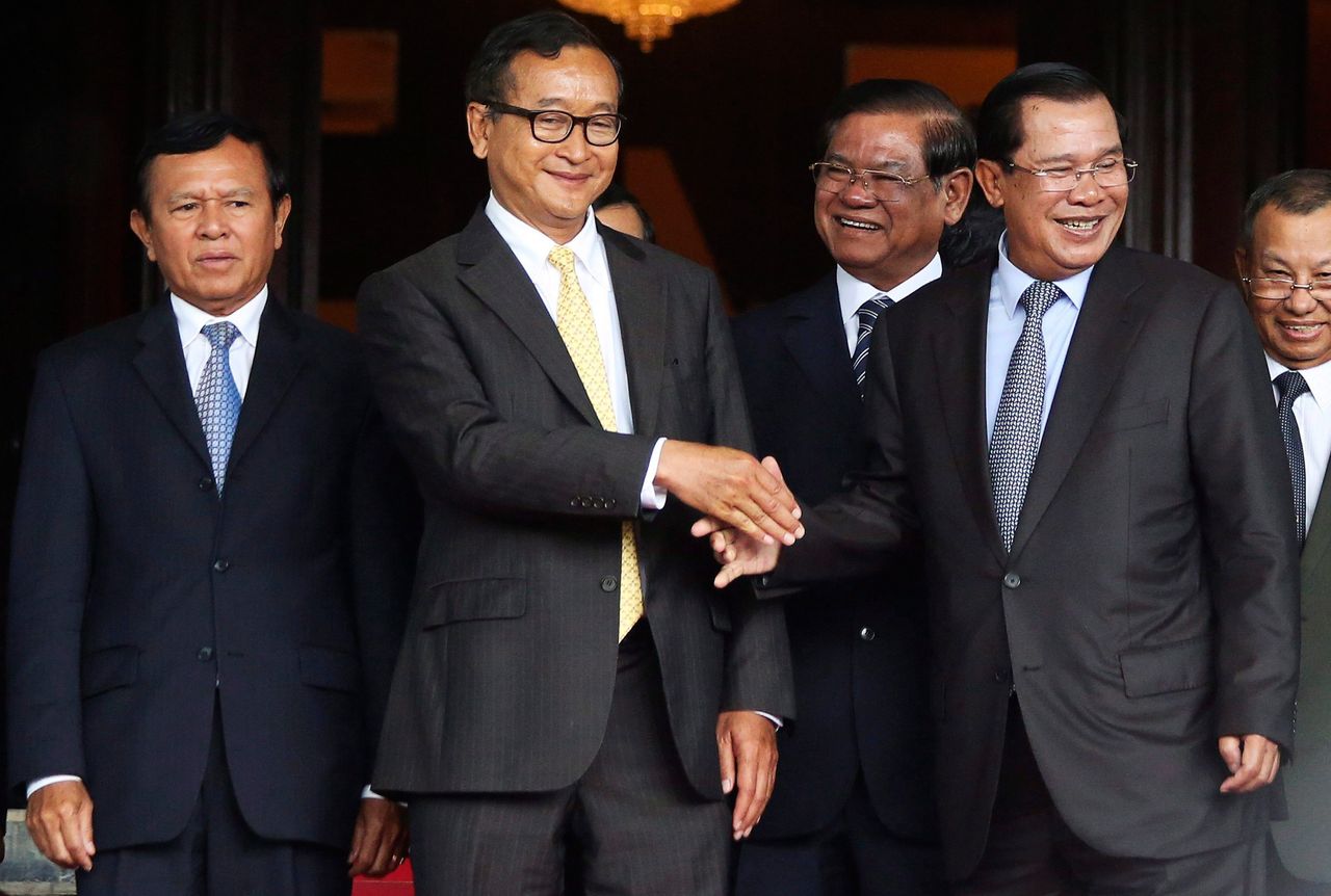  สม รังสี (ซ้าย) ฮุนเซน (ขวา)