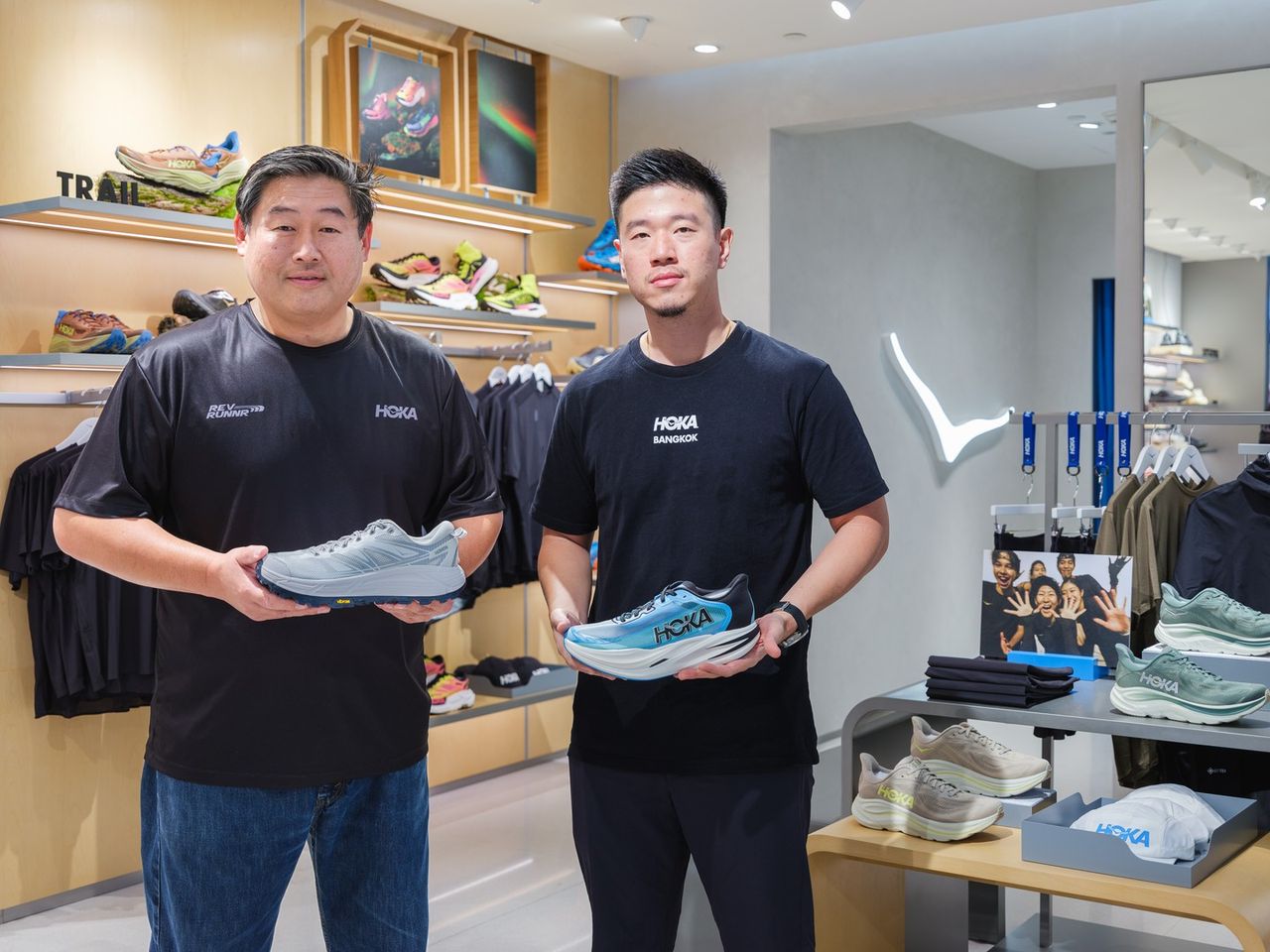 (ซ้าย) พรศักดิ์ ชินวงศ์วัฒนา ประธานเจ้าหน้าที่บริหาร บริษัท REV Edition จำกัด ผู้นำเข้าและจำหน่าย HOKA และ (ขวา) โจเอล ลิว Head of Brand HOKA South East Asia