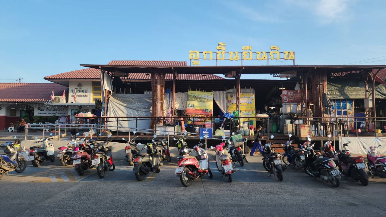 ลูกชิ้นยืนกินคึกคักรับปีใหม่