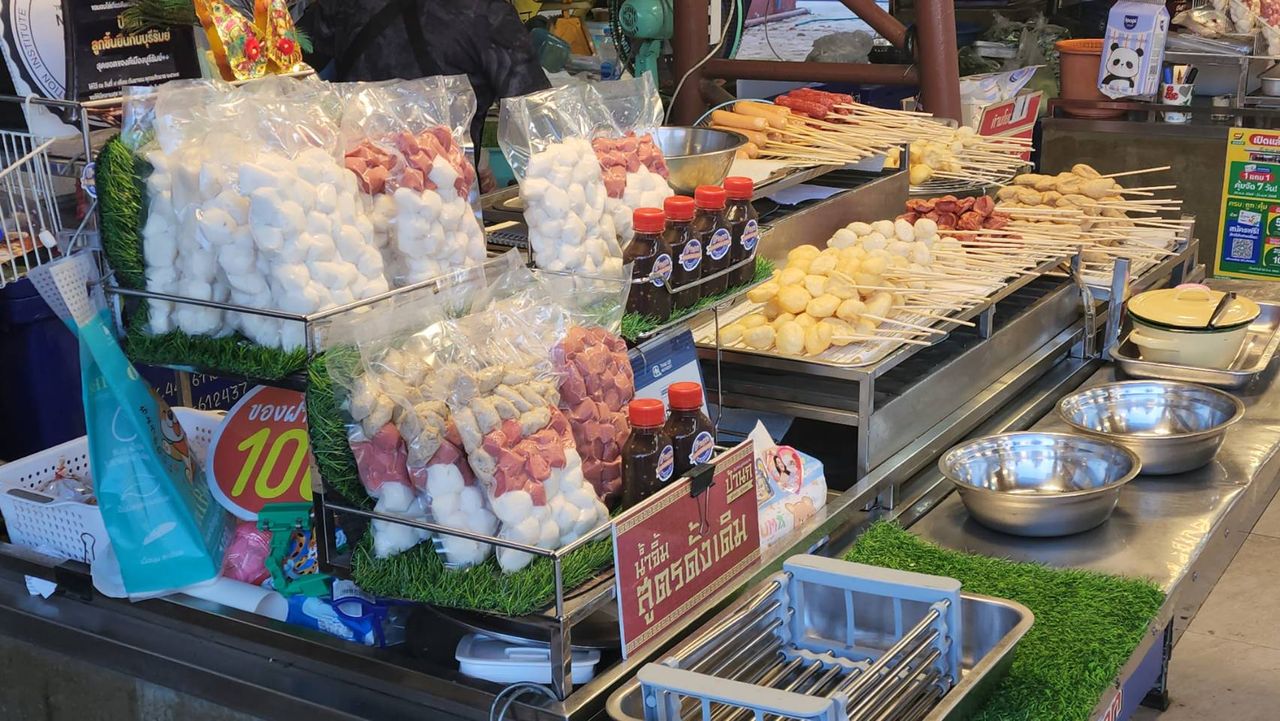 ลูกชิ้นยืนกินคึกคักจนเป็นของฝากยอดฮิตปีใหม่