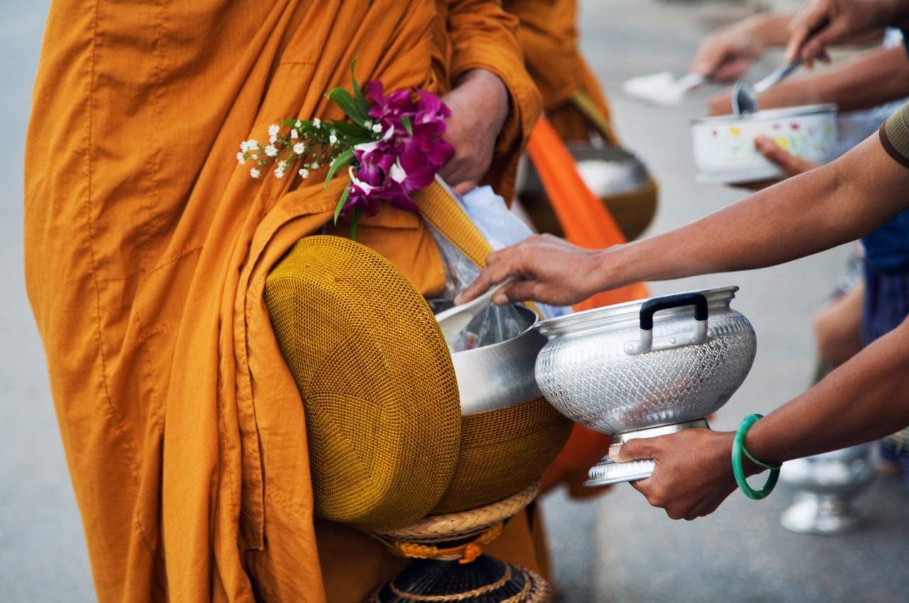 ตักบาตรทำบุญ ทำแต่สิ่งดี