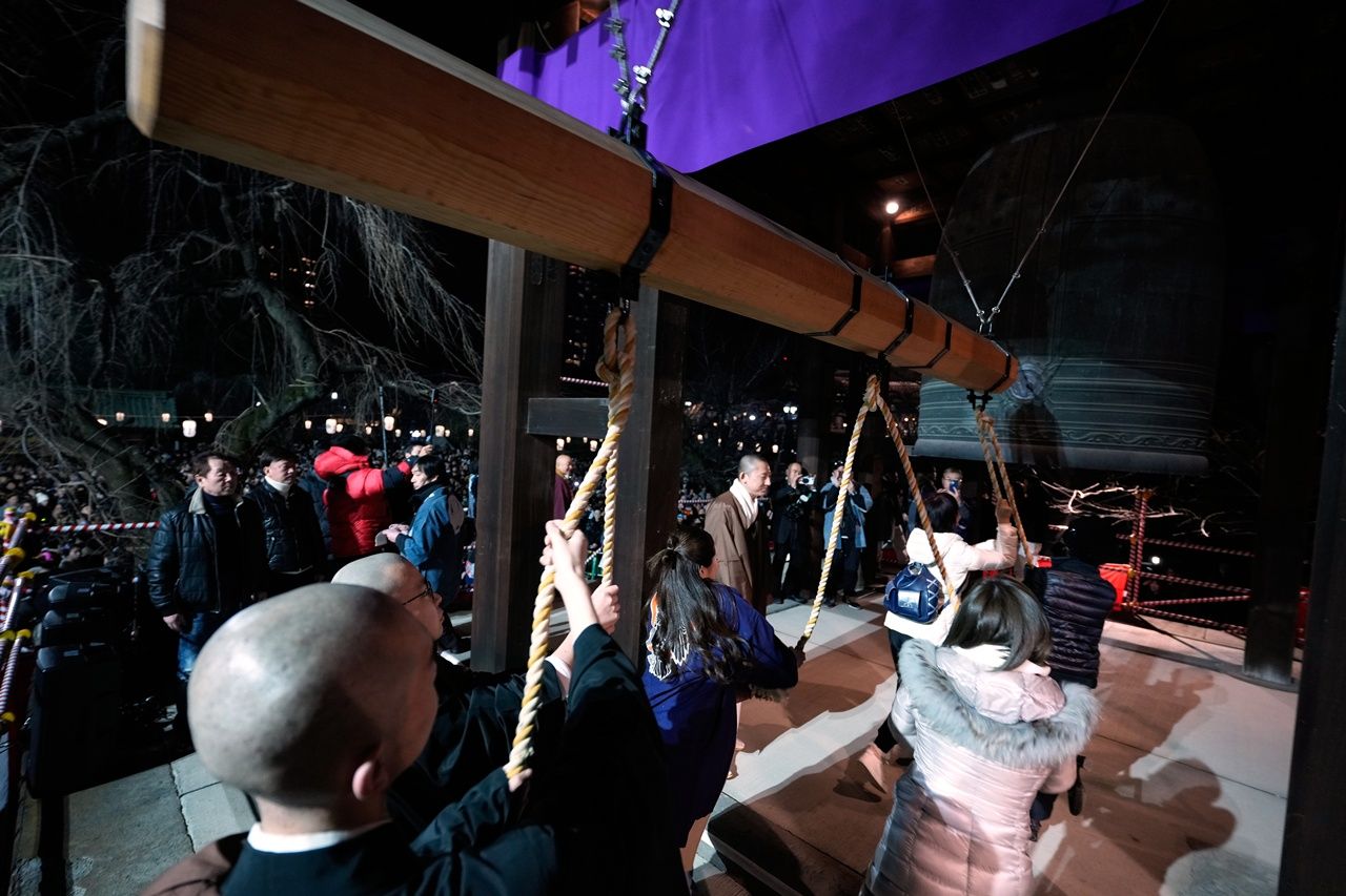 ญี่ปุ่นลั่นระฆังยักษ์รับปีใหม่ ที่วัด โซโจจิ ในกรุงโตเกียว