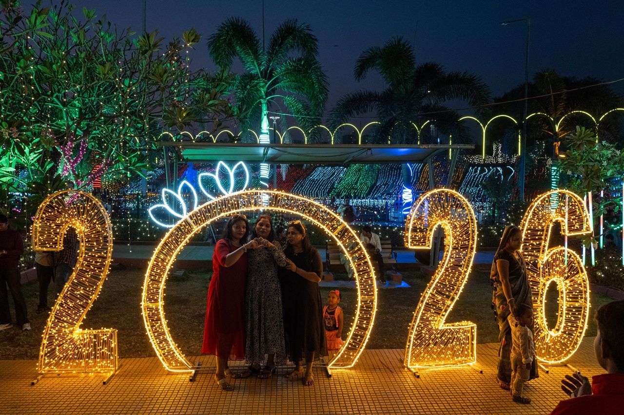 นครมุมไบ อินเดีย ประดับไฟสวยงาม ในคืนส่งท้ายปีเก่าต้อนรับปีใหม่