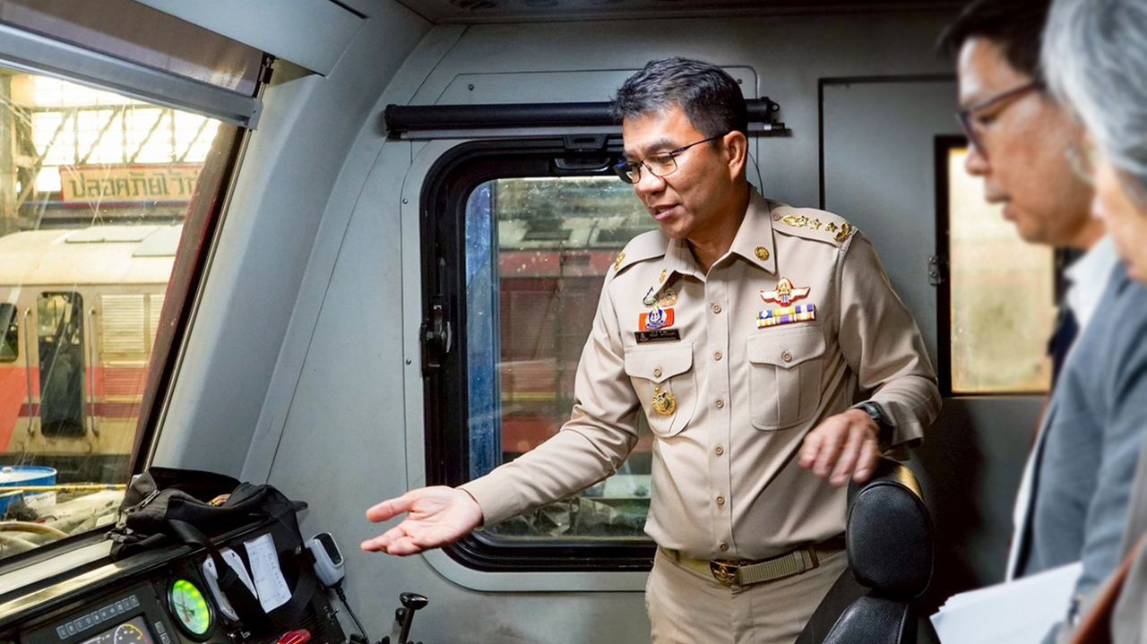 นายอนันต์ โพธิ์นิ่มแดง รองผู้ว่าการรถไฟแห่งประเทศไทย รักษาการในตำแหน่งผู้ว่าการรถไฟแห่งประเทศไทย