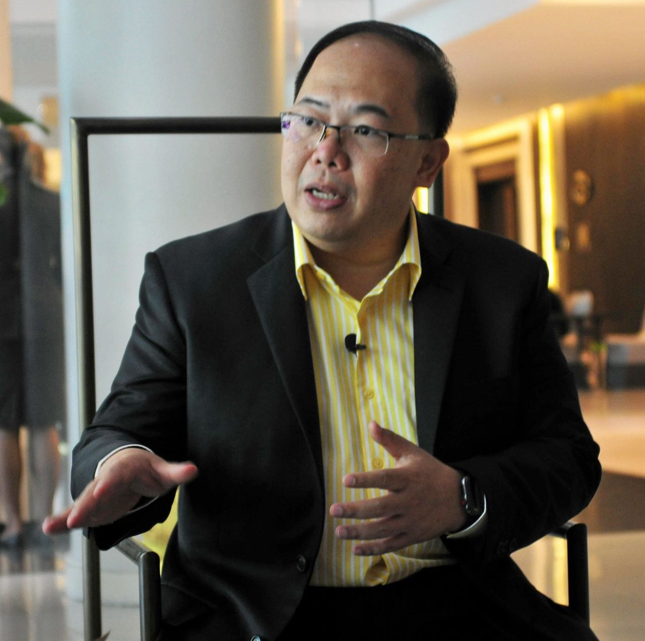 รศ.ดร.ยุทธพร อิสรชัย