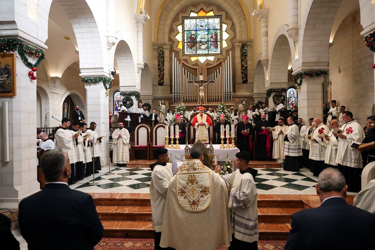 พิธีกรรมทางศาสนาเนื่องในวันคริสต์มาส ที่โบสถ์แห่งพระประสูติกาล ในเมืองเบธเลเฮม