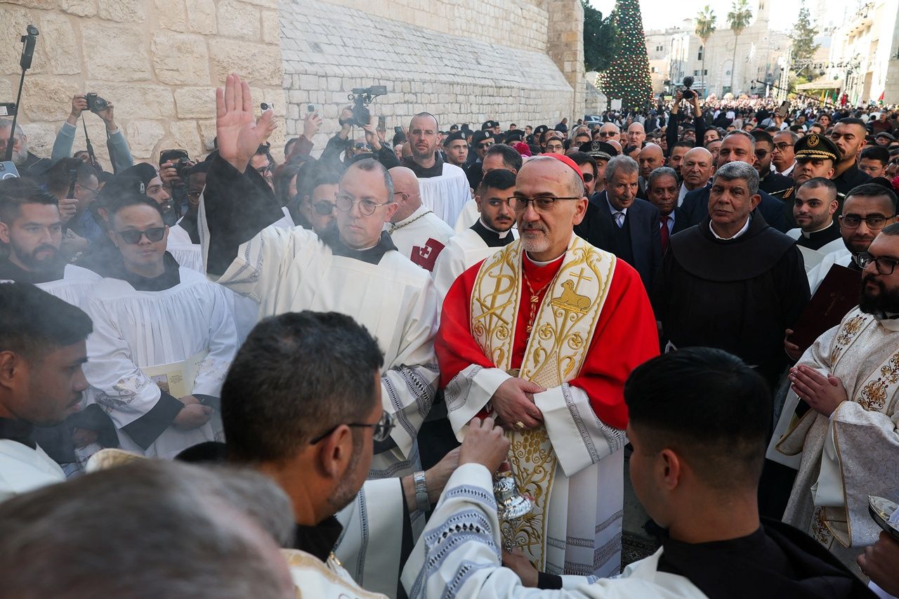 พระคาร์ดินัล ปีแอร์บัตติสตา ปิซซาบัลลา พระอัครสังฆราชแห่งกรุงเยรูซาเล็ม (ชุดแดง) มาร่วมงานฉลองคริสต์มาสต์ที่เมืองเบธเลเฮมด้วย