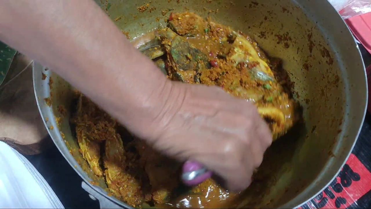 เนื้อปลานิลสดใหม่ มาคลุกกับเครื่องแกง